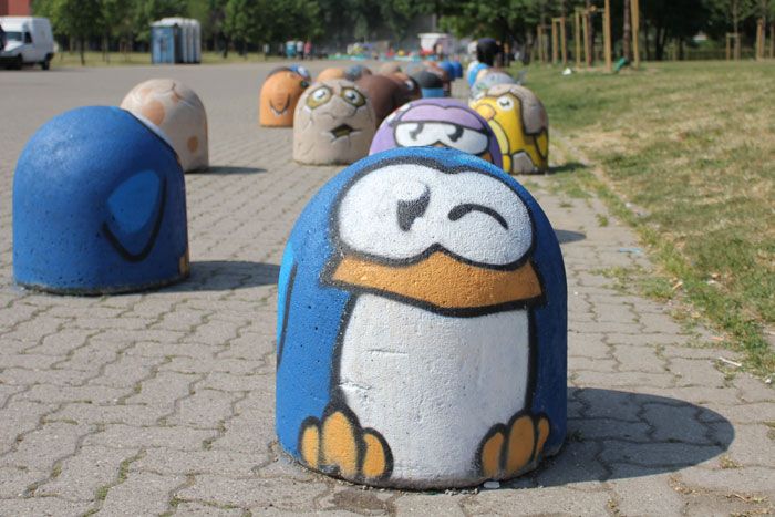 I pinguini di Pao sui paracarri stradali nell’anfiteatro del Parco della Martesana.