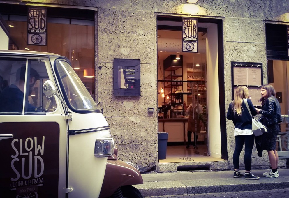 Ritorno all’infanzia in centro a Milano, si può, sull’altalena da SlowSud